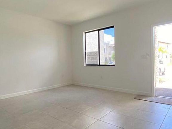 4th image of 20711 NE 7th Place