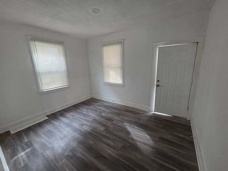 15322 Yorick Ave — Photo 8