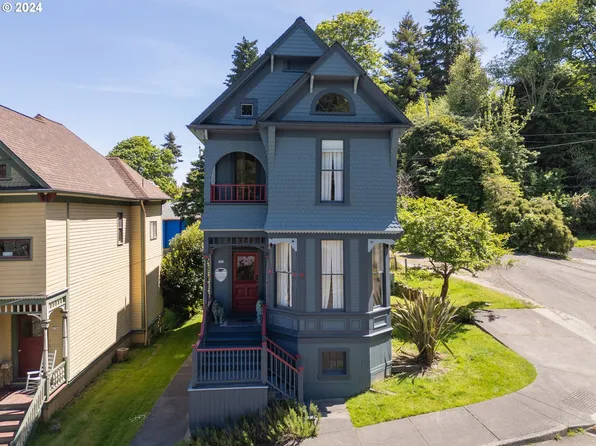 388 3rd St, Astoria, OR 97103