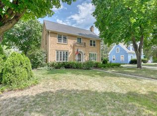 124 E Ottawa Ave, Dousman, WI 53118