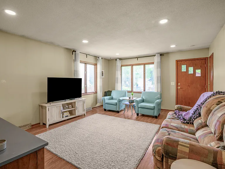 2715 Kirkwood Ln N — Photo 3