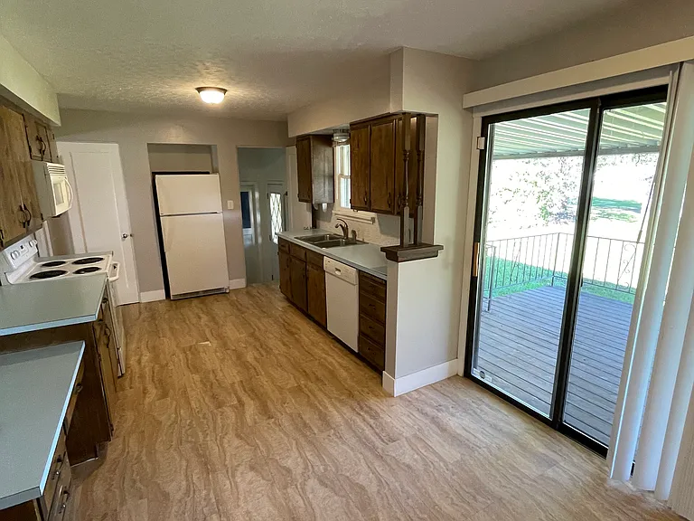 8921 E Broadway Ave — Photo 4
