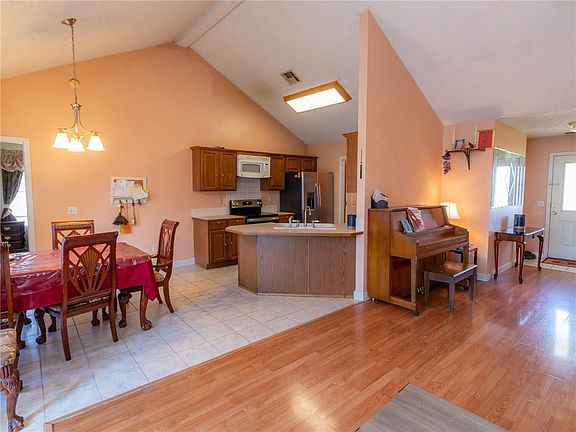 3rd image of 802 Marcus St
