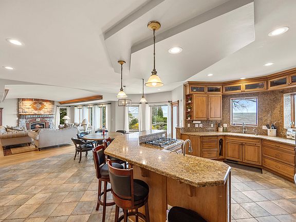 5th image of 3864 Lakeshore Rd