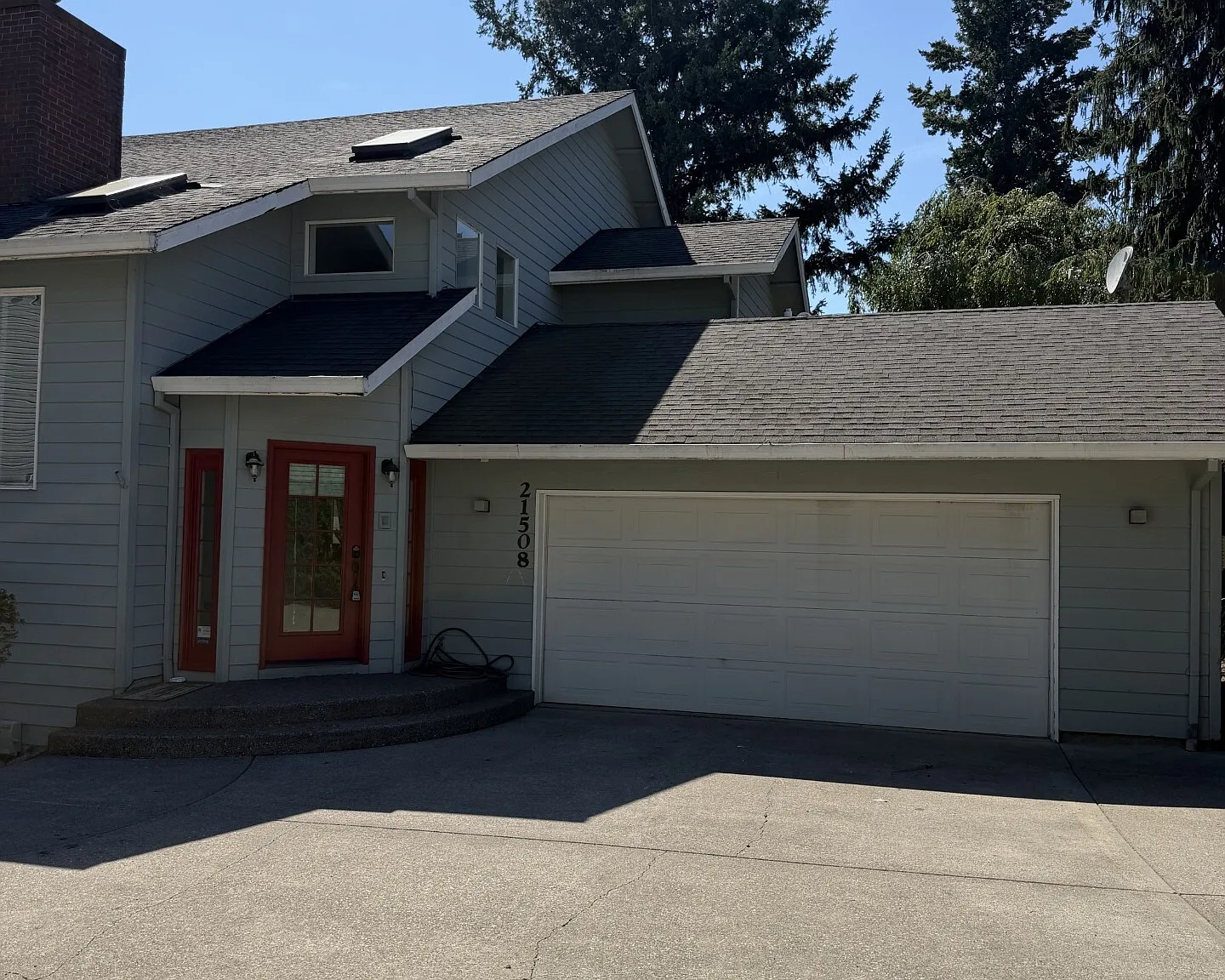 5 bed, 2584 sqft, $3,950 — Photo 2