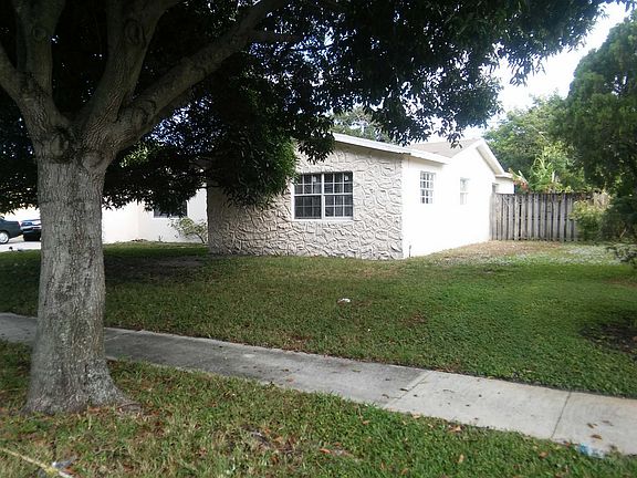3rd image of 124 S Robbins Dr