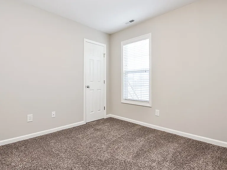 564 Hay River St — Photo 10