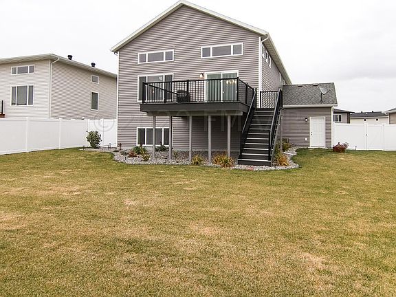 3rd image of 825 Albert Dr W