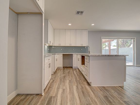 5th image of 308 E Pebble Beach Dr