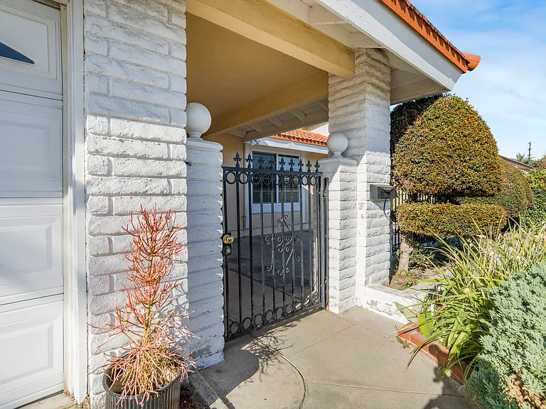 23721 Pasatiempo Ln — Photo 35