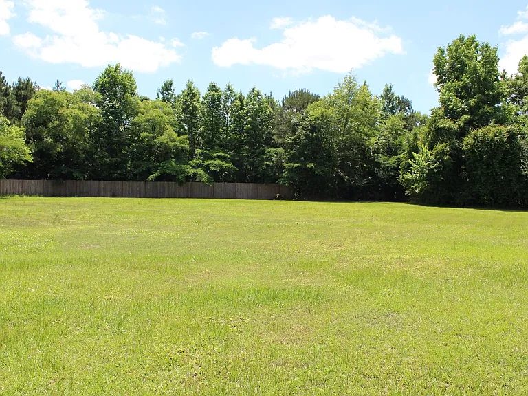 110 Fisher Dr — Photo 16