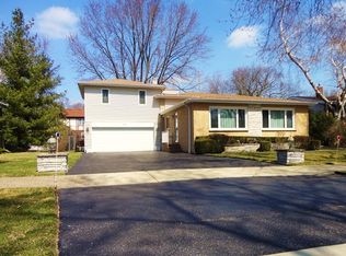 370 Park Dr, Northbrook, IL 60062