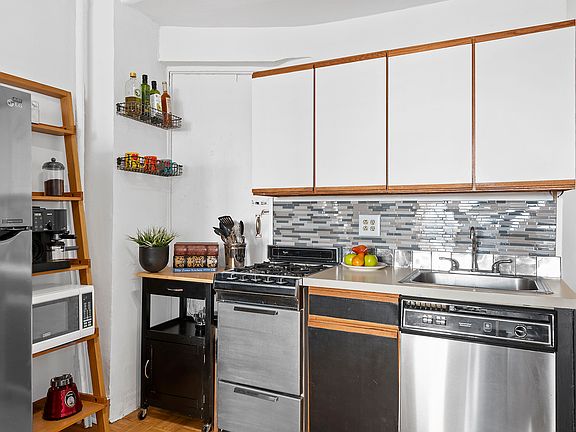 4th image of 118 W 72nd St APT 1001