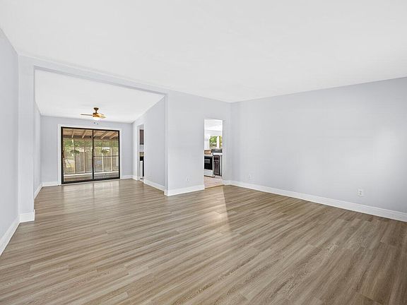 4th image of 2922 Crittenden Dr