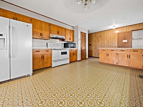 3rd image of 2534 Fosters Rd