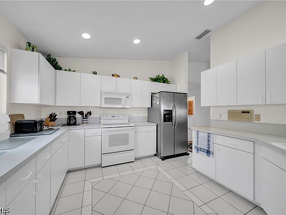 3rd image of 8460 Southbridge Dr APT 3