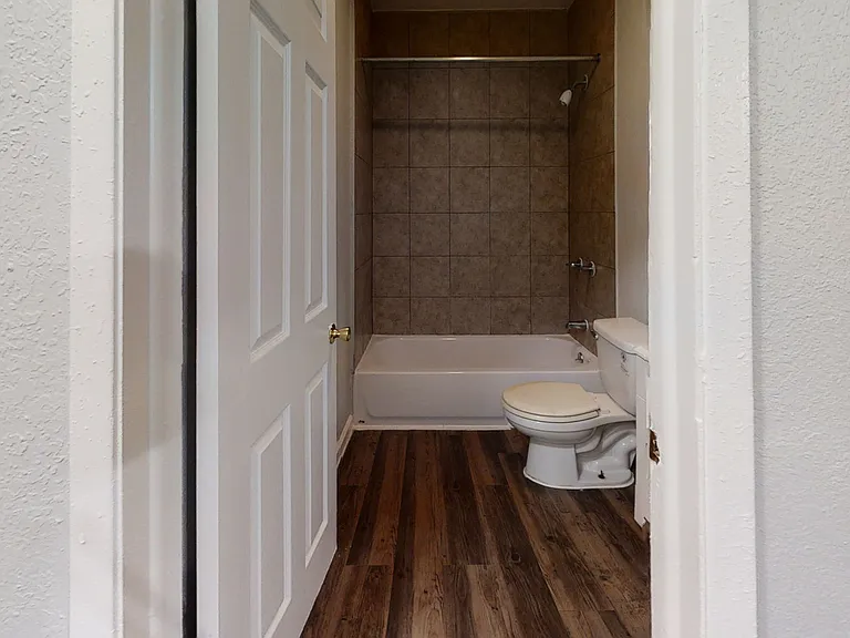 St. Charles Place Apartments — Photo 15