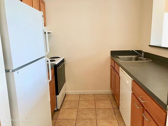 4th image of 2737 27th St APT 4c
