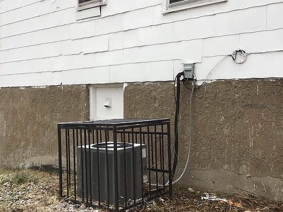 4th image of 10112 Cloverdale Dr