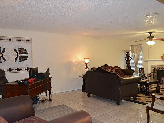 4th image of 711 Hawthorn Pl
