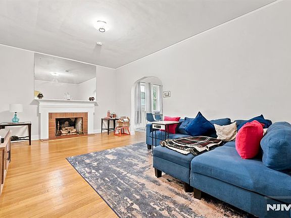3rd image of 50 Maple Street