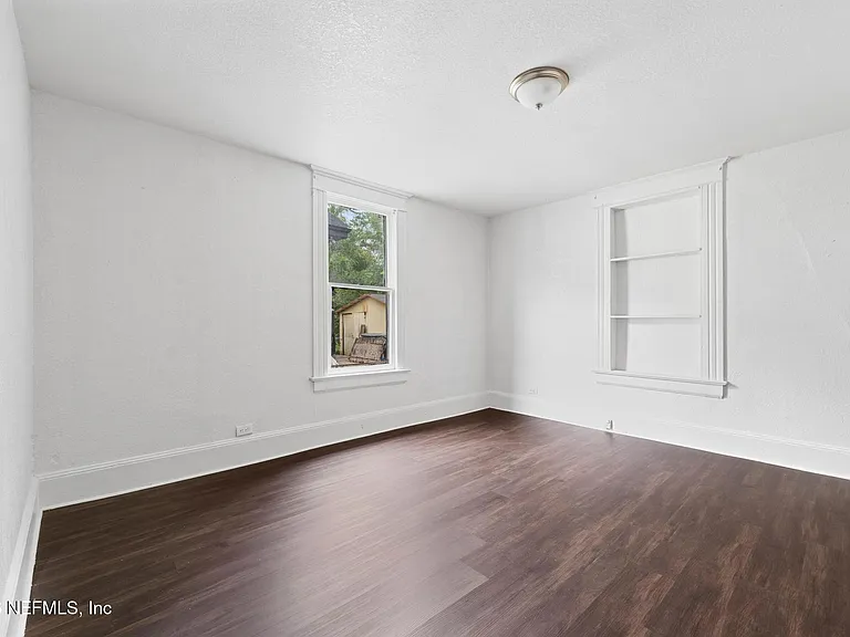 1052 E 10th St — Photo 10