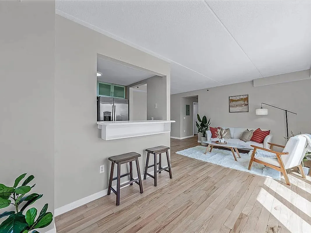 This Bright Jamaica Condo Is Worth a Look! — Photo 4