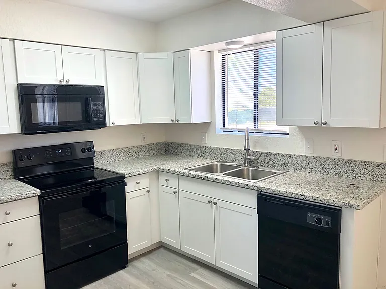 2715 Lillie Ave — Photo 11
