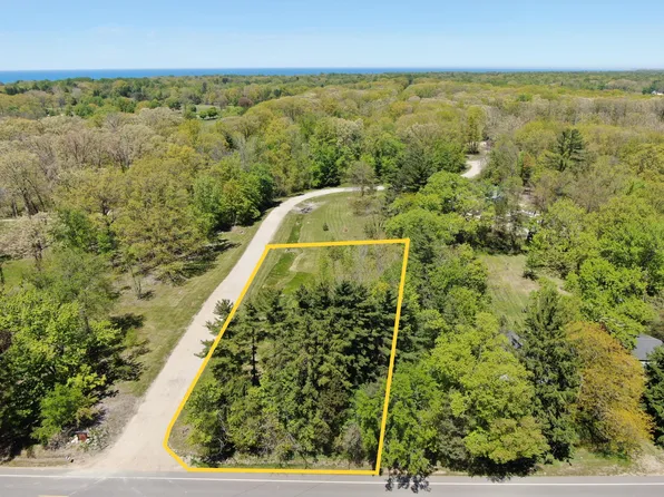 12 Meadowood Ln, Lakeside, MI 49116