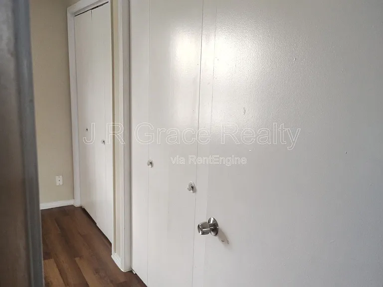 5947 Shadydell Dr — Photo 4