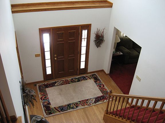 Dramatic 2 story foyer
