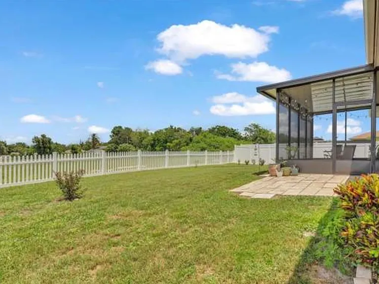 1340 Eagle Crest Blvd — Photo 2