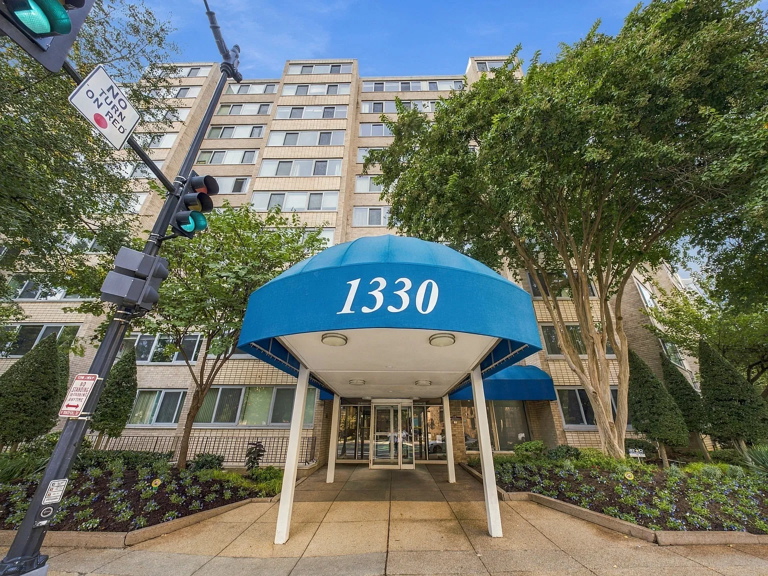 2 bed, 1.5 bath, 918 sqft, $3,995 — Photo 2