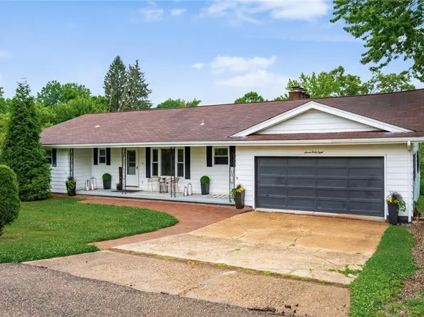 748 Ridgewood Dr, Coshocton, OH 43812