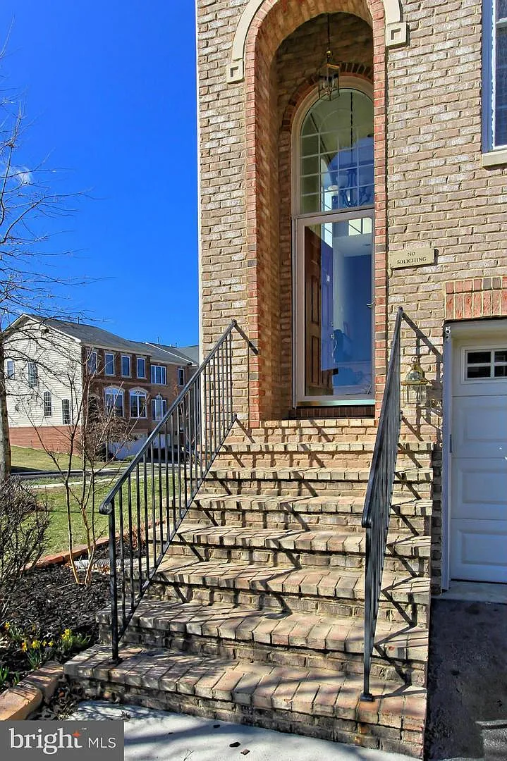 3 bed, 3.5 bath, 2664 sqft, $3,300 — Photo 1