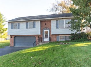 15 Ruffleg Cir, Denver, PA 17517