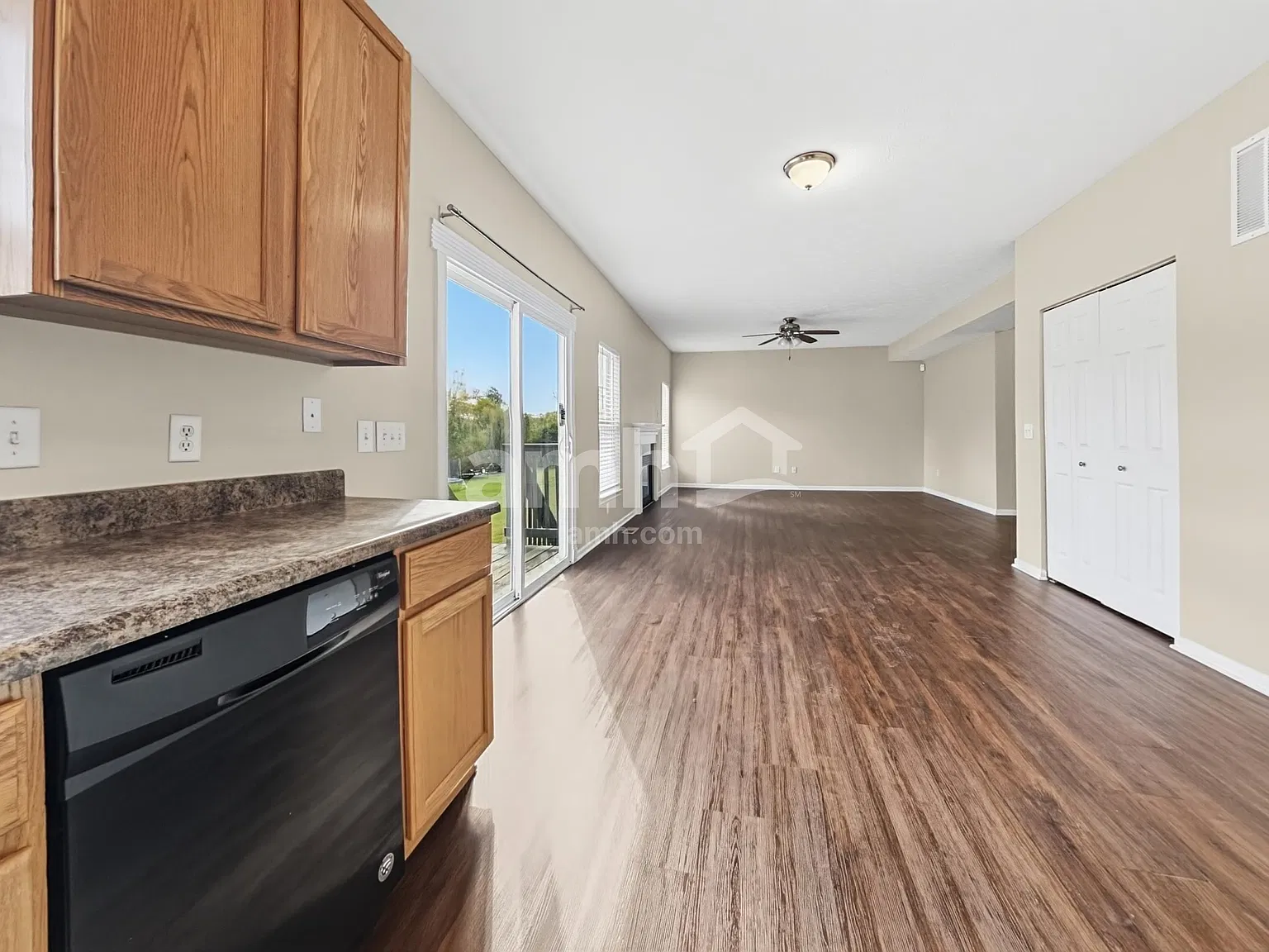 3 bed, 2.5 bath, 1992 sqft, $2,470 — Photo 4