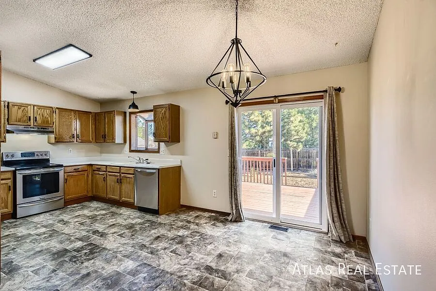 Available Now! || Gorgeous 3 Bed 3 Bath Home With Fenced Yard! Free 55" Tv If Moved In By 8/31! — Photo 3