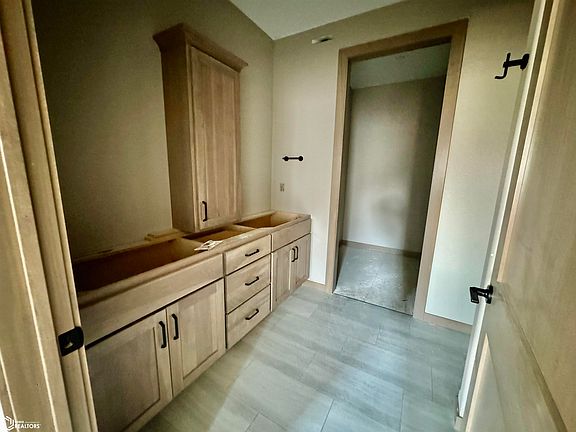 5th image of 1013 Nash Ct