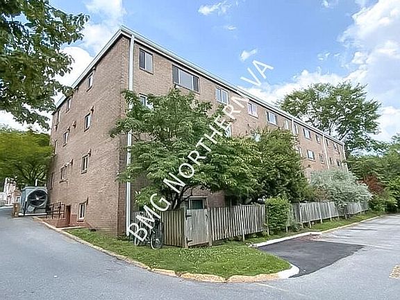 2nd image of 4570 Macarthur Blvd NW APT 202