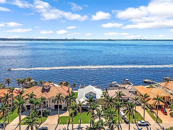 4th image of 320 Bayshore Dr