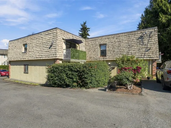 129 6th Ave E #6, Qualicum Beach, BC V9K 1R2