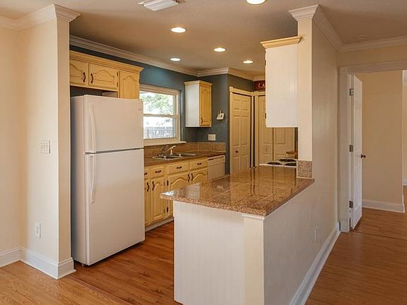 4th image of 1104 Oakwood Ln