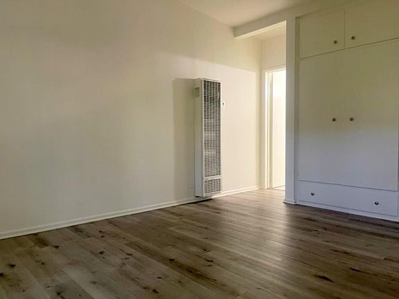 5th image of 1628 Bank St #B