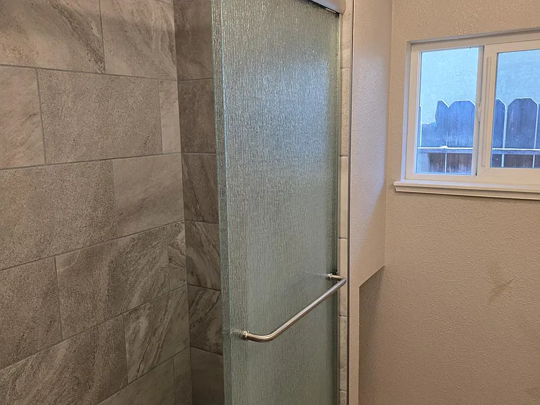 HALL BATH TILE SHOWER LIKE NEW
