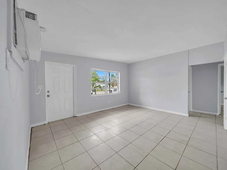 1527 Gardenia Ave — Photo 5
