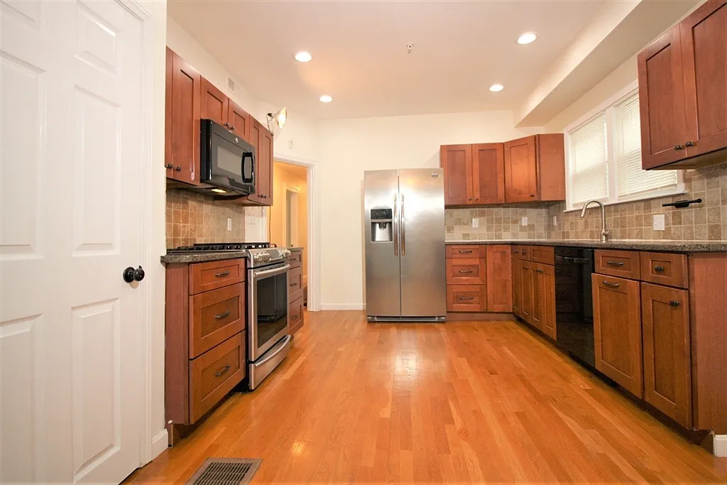 3 bed, 2.0 bath, 1120 sqft, $3,450 — Photo 4