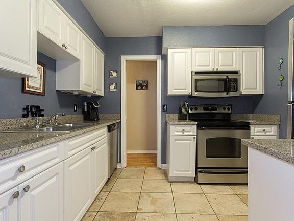 5th image of 691 Geneva Pl