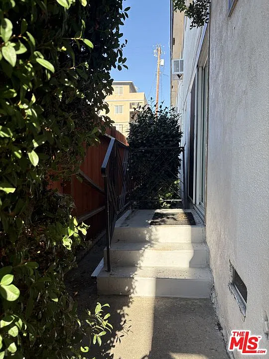 Studio, 300 sqft, $1,500 — Photo 3