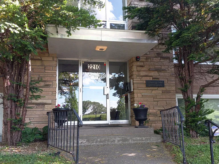 2210 Marshall Ave — Photo 5